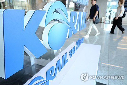 긴장감 도는 한국철도공사 본사(대전=연합뉴스) 강수환 기자 = 청도 열차 사고 관련 고용노동부와 경찰이 1일 오전부터 대전 동구 한국철도공사(코레일) 본사를 압수수색하고 있는 가운데, 공사 직원들이 로비를 오가고 있다. 2025.9.1 swan@yna.co.kr