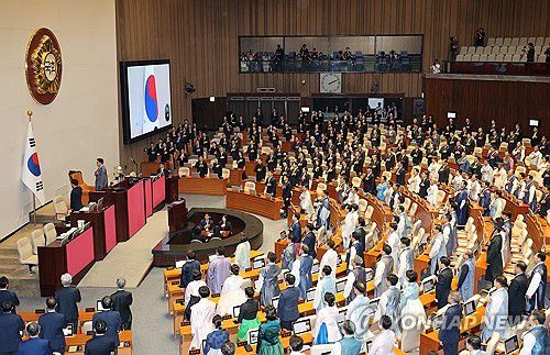 정기국회 개회식(서울=연합뉴스) 박동주 기자 = 1일 서울 여의도 국회에서 열린 정기국회 개회식에서 한복과 상복을 입은 여야 의원들이 국기에 대한 경례를 하고 있다. 2025.9.1 pdj6635@yna.co.kr