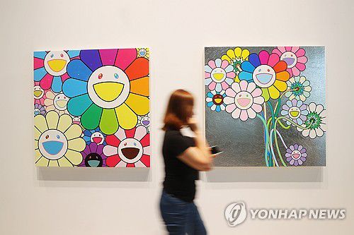 '일본 팝아트 거장' 무라카미 다카시의 작품세계(서울=연합뉴스) 진연수 기자 = 1일 오후 서울 용산구 아모레퍼시픽 APMA 캐비닛에서 열린 일본 팝아트 작가 무라카미 다카시의 개인전 '서울, 귀여운 여름방학'에서 참석자들이 전시를 관람하고 있다.      거고지언(가고시안) 갤러리가 개최하는 이번 전시는 다양한 재료, 기법을 바탕으로 무라카미의 작품세계에서 지속적으로 등장해 온 꽃 모티프를 집중적으로 탐구한다. 2025.9.1 jin90@yna.co.kr