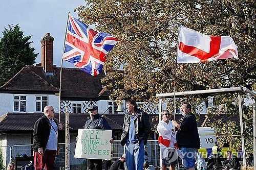 망명신청자 수용 호텔 앞서 열린 항의시위[AFP 연합뉴스 자료사진. 재판매 및 DB 금지]
