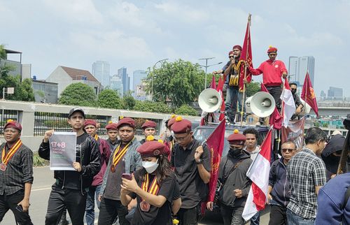 국회의사당으로 모이는 시위대들(자카르타=연합뉴스) 손현규 특파원 = 지난 1일(현지시간) 오후 인도네시아 수도 자카르타 중심부 스나얀에서 시위대가 국회의사당 정문 앞으로 집결하고 있다. 2025.9.2
