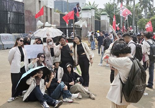 기념사진 찍는 집회 참가자들(자카르타=연합뉴스) 손현규 특파원 = 지난 1일(현지시간) 오후 인도네시아 수도 자카르타 중심부 스나얀에 있는 국회의사당 정문 앞에서 집회 참가자들이 기념사진을 찍고 있다. 2025.9.2