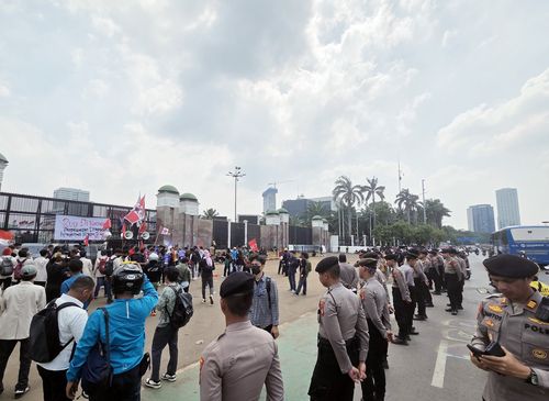 자카르타 국회의사당 정문(자카르타=연합뉴스) 손현규 특파원 = 지난 1일(현지시간) 오후 인도네시아 수도 자카르타 중심부 스나얀에 있는 국회의사당 정문 앞에서 경찰관들이 집회 모습을 지켜보고 있다. 2025.9.2