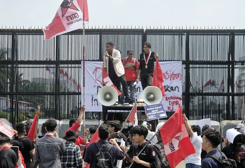 집회 연설하는 대학생 단체 관계자(자카르타=연합뉴스) 손현규 특파원 = 지난 1일(현지시간) 오후 인도네시아 수도 자카르타 중심부 스나얀에 있는 국회의사당 정문 앞에서 민족학생운동(GMNI) 소속 학생들이 집회를 하고 있다. 2025.9.2