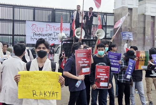 "최고 권력은 국민 손에 있다"(자카르타=연합뉴스) 손현규 특파원 = 지난 1일(현지시간) 오후 인도네시아 수도 자카르타 중심부 스나얀에 있는 국회의사당 정문 앞에서 한 집회 참가자가 "최고 권력은 국민 손에 있다"고 쓴 손팻말을 들고 있다. 2025.9.2