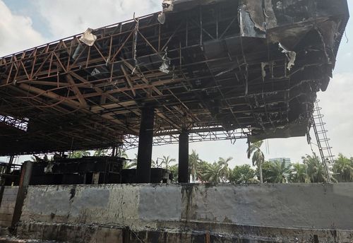 불에 탄 고속도로 요금소 건물(자카르타=연합뉴스) 손현규 특파원 = 지난 1일(현지시간) 오후 인도네시아 수도 자카르타 중심부 스나얀에 있는 국회의사당 인근 고속도로 요금소 건물이 며칠 전 시위대 방화로 불에 탄 채 방치돼 있다. 2025.9.2