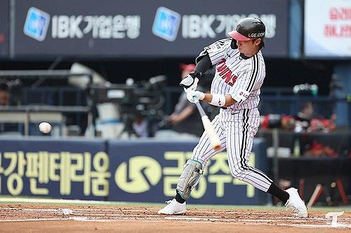 타격하는 LG의 신민재 [LG 트윈스 제공. 재판매 및 DB 금지]