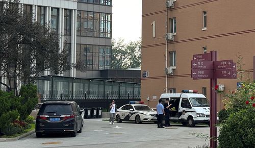 외신 매체와 외교관 주거지 등이 있는 외교단지 안에 들어온 중국 경찰차(베이징=연합뉴스) 정성조 특파원 = 김정은 북한 국무위원장이 중국 전승절 열병식 참석차 중국 베이징에 도착한 2일 오후 각국 외신 매체와 외교관 주거지 등이 모여있는 베이징 외교단지에 중국 경찰차가 들어와 있는 모습. 2025.9.2 xing@yna.co.kr