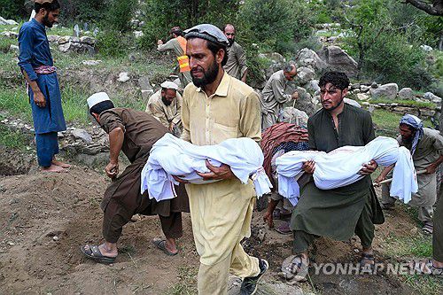 지진 피해 사망자 시신 옮기는 아프간인들[AFP 연합뉴스. 재판매 및 DB 금지]