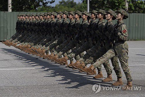 중국 항일전쟁 승리 80주년 열병식에 참여하는 여성 민병대원들이 지난달 20일 행진 연습을 하는 모습.[AP 연합뉴스 자료사진. 재판매 및 DB 금지]