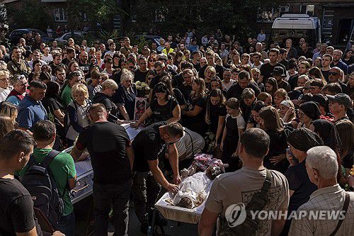 러시아의 미사일 공습으로 희생된 어린이의 장례식 치르는 우크라이나 국민들[AP 연합뉴스. 재판매 및 DB 금지]