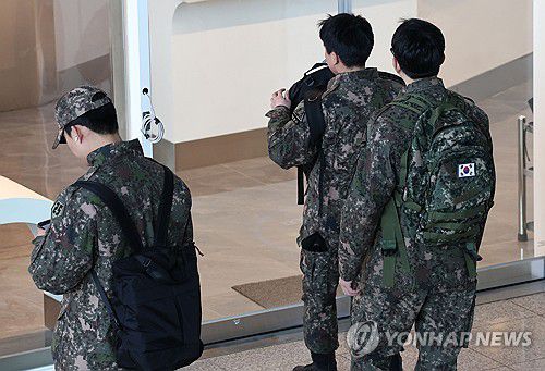 2024년 1월 1일 서울역에서 군 장병들이 이동하고 있다.[연합뉴스 자료사진]