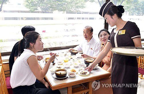 북한, 삼복철에 '단고기국' 인기(평양 조선신보=연합뉴스) 북한 평양의 식당들에서 삼복철에 단고기(개고기)국에 대한 시민들의 인기와 수요가 매우 높았다고 북한 입장을 대변하는 재일본조선인총연합회(조총련) 기관지 조선신보가 3일 보도했다. 평양 창광음식점거리에 위치한 창광봉사관리소 단고기집은 한 번에 90여명의 손님들이 식사를 진행할 수 있는데 삼복철에는 하루 400여 명까지 손님봉사를 진행한다고 한다.  2024.9.3     [국내에서만 사용가능. 재배포 금지. For Use Only in the Republic of Korea. No Redistribution] nkphoto@yna.co.kr