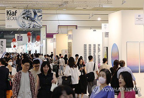 '키아프 서울 2024' 개막(서울=연합뉴스) 이재희 기자 = 4일 서울 강남구 코엑스에서 열린 한국국제아트페어(키아프·Kiaf)를 찾은 관람객들이 전시를 둘러보고 있다. 2024.9.4 scape@yna.co.kr