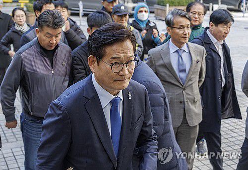 돈봉투 의혹 결심 공판 앞둔 송영길(서울=연합뉴스) 황광모 기자 = 더불어민주당 전당대회 돈봉투 의혹에 개입한 혐의를 받는 소나무당 송영길 대표가 6일 오후 서울 서초구 서울중앙지법에서 열린 1심 결심 공판에 출석하고 있다. 2024.11.6 hkmpooh@yna.co.kr