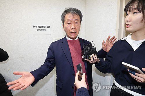 취재진 질문 답하는 김용원 인권위 상임위원[연합뉴스 자료사진]