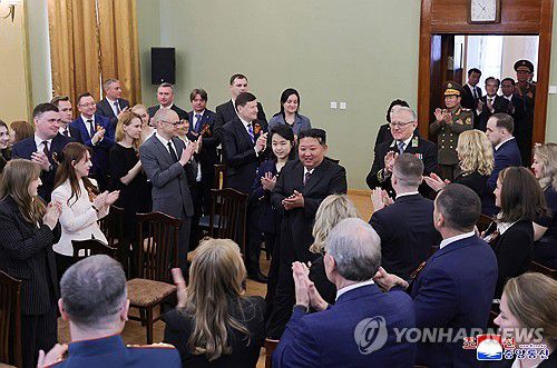 김정은, 딸 주애와 주북 러시아 대사관 방문(평양 조선중앙통신=연합뉴스) 김정은 북한 국무위원장이 소련의 제2차 세계대전 승리(전승절) 80주년을 맞아 9일 오전 딸 주애와 함께 평양 주재 러시아 대사관을 방문했다고 조선중앙통신이 10일 보도했다. 2025.5.10      [국내에서만 사용가능. 재배포 금지. For Use Only in the Republic of Korea. No Redistribution] nkphoto@yna.co.kr
