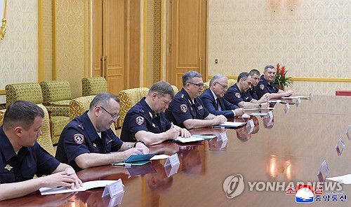 북한 사회안전상과 회담하는 러 내무성 대표단(평양 조선중앙통신=연합뉴스) 방두섭 북한 사회안전상이 지난 28일 평양 만수대의사당에서 비탈리 슐리카 러시아 내무성 부상(차관)을 단장으로 하는 러시아 내무성 대표단을 만나 담화 했다고 조선중앙통신이 29일 보도했다. 2025.5.29     [국내에서만 사용가능. 재배포 금지. For Use Only in the Republic of Korea. No Redistribution] nkphoto@yna.co.kr