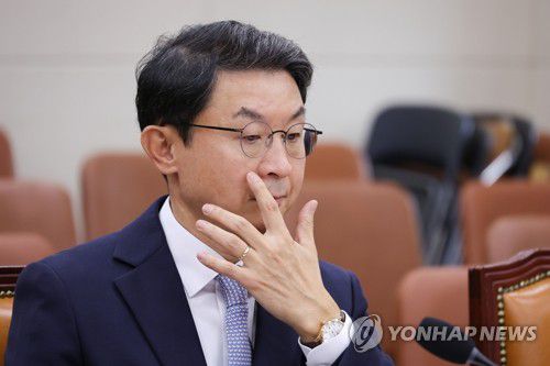 인사청문회 시작 기다리는 이억원 금융위원장 후보자(서울=연합뉴스) 황광모 기자 = 이억원 금융위원장 후보자가 2일 서울 여의도 국회 정무위원회에서 열린 인사청문회에 출석해 있다. 2025.9.2 hkmpooh@yna.co.kr
