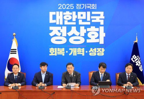 기자간담회 하는 김병기 원내대표(서울=연합뉴스) 최재구 기자 = 더불어민주당 김병기 원내대표가 2일 서울 여의도 국회 원내대표실에서 열린 2025 정기국회 기자간담회에서 발언하고 있다. 2025.9.2 jjaeck9@yna.co.kr