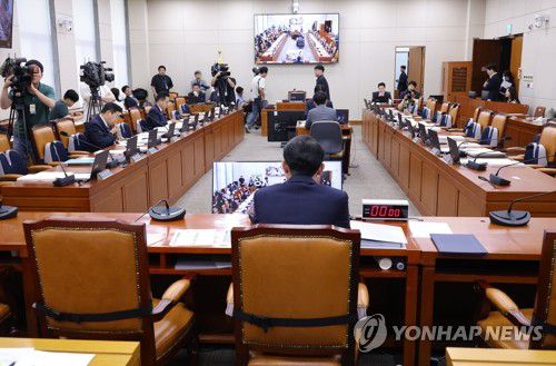 지연되는 인사청문회(서울=연합뉴스) 황광모 기자 = 2일 국회 정무위원회에서 열린 이억원 금융위원장 후보자에 대한 인사청문회가 열리지 못한 가운데 이 후보자가 자리에 앉아있다. 2025.9.2 hkmpooh@yna.co.kr