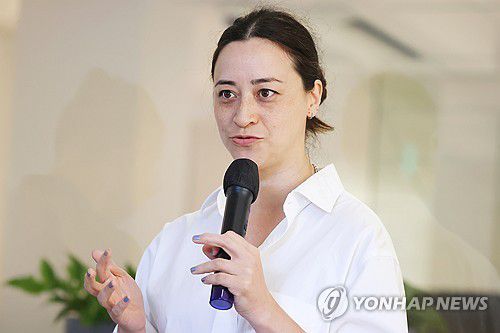 인사말 하는 갈라 포라스-김(서울=연합뉴스) 진연수 기자 = 개념미술 작가 갈라 포라스-김이 2일 서울 종로구 국제갤러리에서 열린 개인전 '자연 형태를 담는 조건' 간담회에서 인사말을 하고 있다.      이번 전시에서는 '신호(Signal)' 연작 5점과 '수석'에 대한 관심을 바탕으로 한 드로잉 신작 6점을 만날 수 있다. 2025.9.2 jin90@yna.co.kr