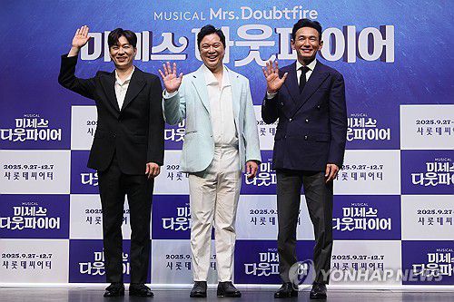 '다웃파이어' 역의 세 배우(서울=연합뉴스) 류효림 기자 = 배우 정상훈, 정성화, 황정민이 2일 서울 서대문구 이화여자대학교 삼성홀에서 열린 뮤지컬 '미세스 다웃파이어' 제작발표회에서 포즈를 취하고 있다. 2025.9.2 ryousanta@yna.co.kr
