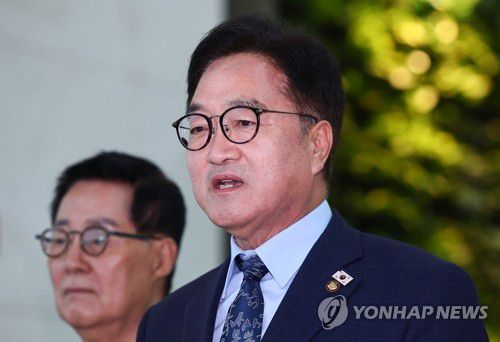 입장 밝히는 우원식 국회의장(영종도=연합뉴스) 서대연 기자 = 우원식 국회의장이 2일 중국 베이징에서 열리는 '항일전쟁 및 세계 반파시스트 전쟁 승전(전승절) 80주년 열병식'에 참석하기 위해 인천국제공항 제1여객터미널로 출국하기 전 취재진에 입장을 밝히고 있다. 2025.9.2 dwise@yna.co.kr