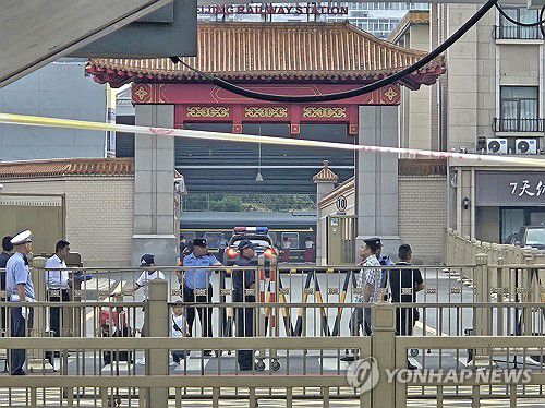 김정은 도착 직전 경계 강화된 베이징역(베이징=연합뉴스) 정성조 특파원 = 2일 김정은 북한 국무위원장이 탄 열차가 중국 베이징역에 도착하기 전 역 입구에 경찰들이 배치되어 있다. 2025.9.2 xing@yna.co.kr