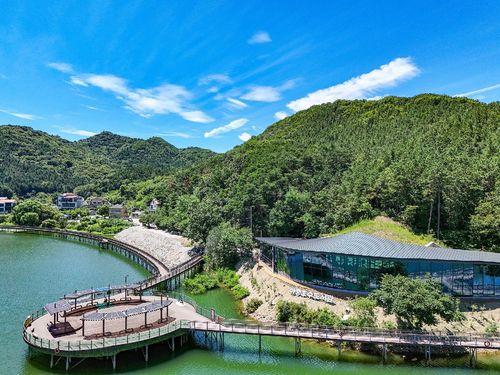 산에 둘러싸인 아중호수도서관 외부 [사진/임헌정 기자]