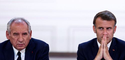 프랑스 프랑수아 바이루(왼쪽) 총리와 에마뉘엘 마크롱 대통령 [AFP 연합뉴스 자료사진. 재배부 및 DB 금지]