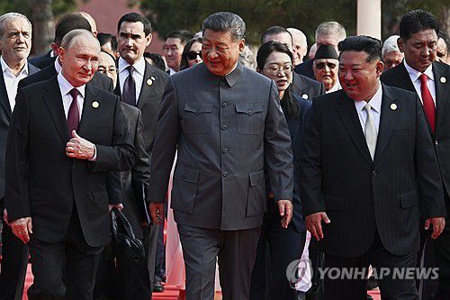 시진핑 左김정은·右푸틴…북중러정상, 66년만 한자리 망루 올라