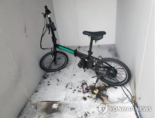 "전동기구 화재 절반이 충전 중 발생"과충전으로 과열돼 폭발한 전기자전거[제주도 소방안전본부 제공. 연합뉴스 자료사진]