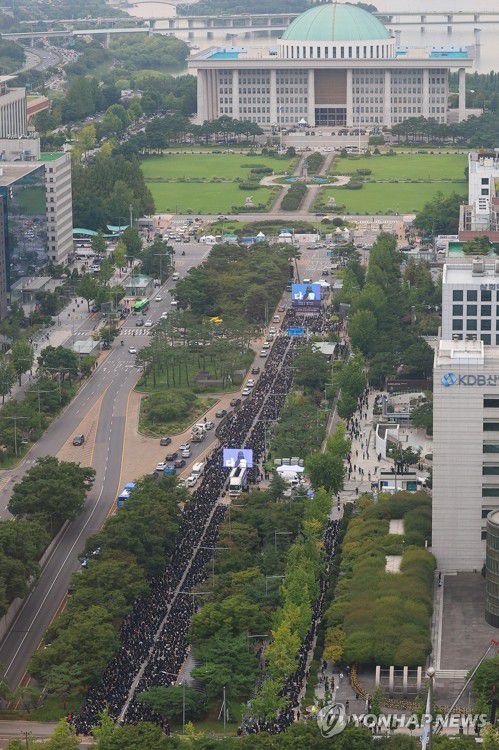 2023년 '공교육 멈춤의 날' 국회 앞으로 온 교사들(서울=연합뉴스) 김도훈 기자 = 2023년 9월 4일 오후 서울 여의도 국회 의사당대로에서 열린 서이초 교사 49재 추모 집회에 많은 교사가 참가해 교권 회복 및 교육 정상화를 요구하고 있다. 2023.9.4 superdoo82@yna.co.kr
