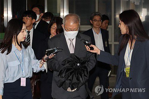 검찰, '사법 농단' 양승태 징역 7년 구형(서울=연합뉴스) 김주성 기자 = 양승태 전 대법원장이 15일 오전 서울 서초구 서울중앙지법에서 열린 이른바 '사법농단' 1심 결심 공판에 출석, 오전 일정을 마친 뒤 나오고 있다. 검찰은 양 전 대법원장에게 징역 7년, 함께 재판에 넘겨진 박병대 전 대법관에게는 징역 5년, 고영한 전 대법관에게는 징역 4년을 구형했다. 2023.9.15 utzza@yna.co.kr