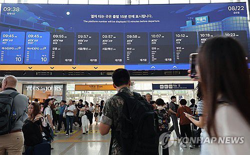 서울역에 설치된 대형 열차운행표지판(서울=연합뉴스) 이진욱 기자 = 22일 서울역에서 대형 열차운행표지판이 시범 운영되고 있다. 길이 111m, 높이 55m의 표시판으로 오는 31일까지 시범 운영 기간을 거쳐 내달 1일부터 정식 운영될 예정이다. 2025.8.22 cityboy@yna.co.kr