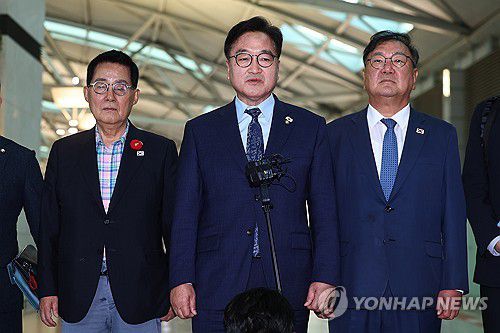 중국 출국 앞두고 취재진 만난 우원식 의장(영종도=연합뉴스) 서대연 기자 = 우원식 국회의장과 여야 의원들이 2일 중국 베이징에서 열리는 '항일전쟁 및 세계 반파시스트 전쟁 승전(전승절) 80주년 열병식'에 참석하기 위해 인천국제공항 제1여객터미널로 출국하기 전 취재진에 입장을 밝히고 있다.      왼쪽부터 더불어민주당 박지원 의원, 우 의장, 더불어민주당 김태년 의원. 2025.9.2 dwise@yna.co.kr