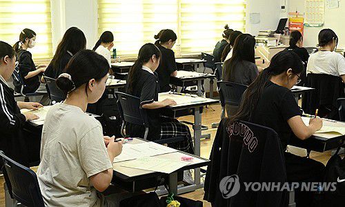 수능 9월 모의평가(서울=연합뉴스) 2026학년도 대학수학능력시험 9월 모의평가가 실시된 3일 서울 영등포구 여의도여고에서 고 3학년들이 답안지에 이름 등을 적고 있다. 2025.9.3 [사진공동취재단] photo@yna.co.kr