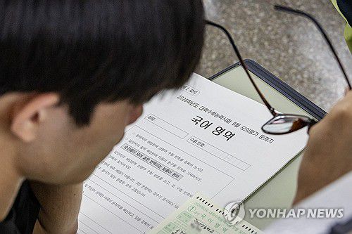 긴장되는 9월 모의평가(서울=연합뉴스) 2026학년도 대학수학능력시험 9월 모의평가 시행일인 3일 서울 광진구 광남고등학교 학생들이 시험을 준비하고 있다. 2025.9.3 [사진공동취재단] photo@yna.co.kr
