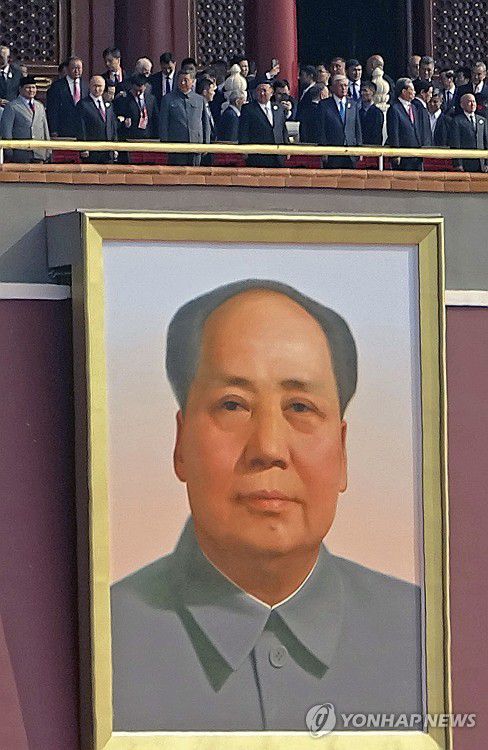 마오쩌둥 초상화 위에 선 푸틴, 시진핑, 김정은(베이징 교도=연합뉴스) 블라디미르 푸틴 러시아 대통령과 시진핑 중국 국가 주석, 김정은 북한 국무위원장이 3일 중국 베이징 톈안먼광장에서 열린 전승절 80주년 기념 대규모 열병식에 참석했다. 사진은 마오쩌둥 대형 초상화가 걸린 톈안먼 망루에 늘어선 각국 관계자들. 2025.9.3 chungwon@yna.co.kr