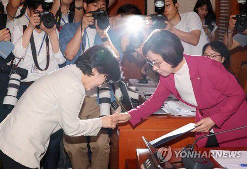 선서문 제출하는 원민경 여가부 장관 후보자(서울=연합뉴스) 김주성 기자 = 원민경 여성가족부 장관 후보자가 3일 서울 여의도 국회 여성가족위원회에서 열린 인사청문회에서 이인선 위원장에게 선서문을 제출하며 악수하고 있다. 2025.9.3 utzza@yna.co.kr