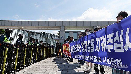 전주·완주 통합 반대 집회(완주=연합뉴스) 임채두 기자 = 윤호중 행정안전부 장관이 전북 완주군 이서면 지방자치인재개발원을 방문한 3일 전주·완주 통합에 반대하는 주민들이 집회를 하고 있다. 2025.9.3 doo@yna.co.kr