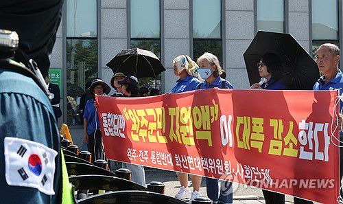 전주·완주 통합 반대 집회(완주=연합뉴스) 임채두 기자 = 윤호중 행정안전부 장관이 전북 완주군 이서면 지방자치인재개발원을 방문한 3일 전주·완주 통합에 반대하는 주민들이 집회를 하고 있다. 2025.9.3 doo@yna.co.kr