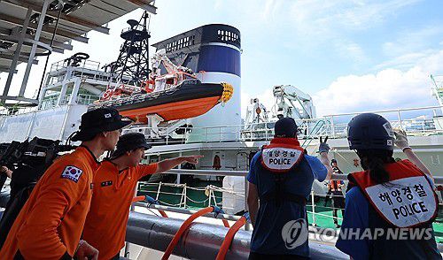 강릉 가뭄에 독도 경비함 전격 투입(강릉=연합뉴스) 유형재 기자 = 독도를 비롯한 동해(바다)를 지키는 5천t급 해양경찰 경비함정 삼봉호(5001함)가 3일 강릉시 안인항 화력발전소 내 하역 부두에서 600t의 생활용수를 소방차에 공급하고 있다. 2025.9.3 yoo21@yna.co.kr