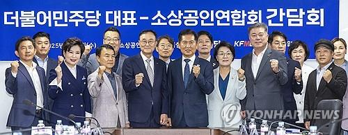 소상공인연합회 찾은 정청래 대표(서울=연합뉴스) 더불어민주당 정청래 대표가 3일 서울 영등포구 소상공인연합회에서 열린 정책간담회에 참석해 송치영 회장을 비롯한 참석자들과 기념 촬영하고 있다. 2025.9.3 [국회사진기자단] hkmpooh@yna.co.kr