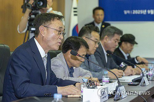 민주당과의 정책간담회에서 인사말 하는 송치영 소상공인연합회장(서울=연합뉴스) 송치영 소상공인연합회장이 3일 서울 영등포구 소상공인연합회에서 열린 더불어민주당과의 정책간담회에서 인사말을 하고 있다. 2025.9.3 [국회사진기자단] hkmpooh@yna.co.kr