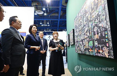 김혜경 여사, 키아프 서울 전시 작품 관람(서울=연합뉴스) 강민지 기자 = 이재명 대통령의 부인 김혜경 여사가 3일 서울 강남구 코엑스에서 열린 키아프 서울(Kiaf SEOUL)에서 전시된 작품들을 관람하고 있다. 2025.9.3 [공동취재] mjkang@yna.co.kr