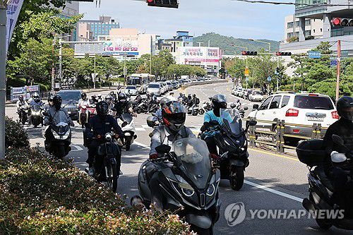 HD현대중공업 노조 오토바이 행진(울산=연합뉴스) 장지현 기자 = 3일 오후 HD현대중공업 울산조선소 정문에서 노조원들이 임금 교섭 난항으로 부분 파업에 돌입하고 오토바이 행진을 하고 있다. 2025.9.3 jjang23@yna.co.kr