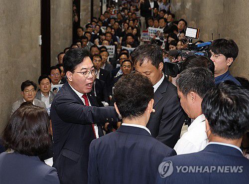 국회 사무처 관계자들에 항의하는 송언석 원내대표(서울=연합뉴스) 박동주 기자 = '계엄 해제 표결 방해 의혹'을 수사하는 조은석 내란 특별검사팀의 국민의힘 원내대표실에 대한 압수수색 시도가 이어지고 있는 3일 국민의힘 의원들이 서울 여의도 국회 원내대표실 앞에서 긴급의원총회를 하고 있는 가운데 국회 사무처 관계자들이 이를 촬영한 것 등과 관련해 송언석 원내대표가 항의하고 있다. 2025.9.3 pdj6635@yna.co.kr