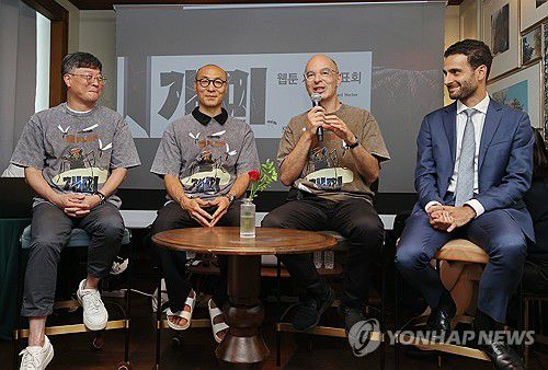 유명 소설 '개미'가 웹툰으로(서울=연합뉴스) 이재희 기자 = 3일 서울 강남구 크레센도서울호텔에서 열린 웹툰 '개미' 제작발표회에서 원작 소설 작가 베르나르 베르베르가 인사말을 하고 있다. 참석자는 왼쪽부터 제작사 케나즈의 이우재 대표, 김용회 웹툰 작가, 베르나르 베르베르 작가, 피에르 모르코스 프랑스 대사관 문화 참사관. 2025.9.3 scape@yna.co.kr